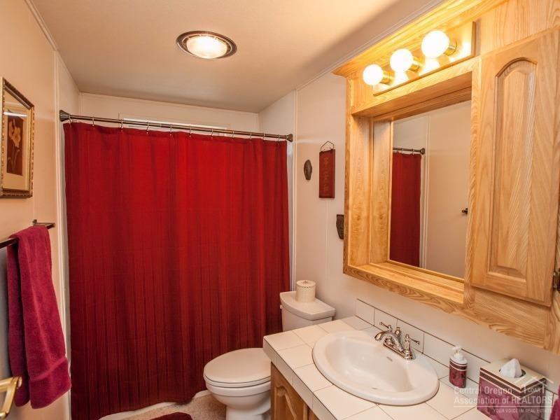 22962 Rickard Road Bend, OR 97702 - Photo 14 of 25 Guest bath.