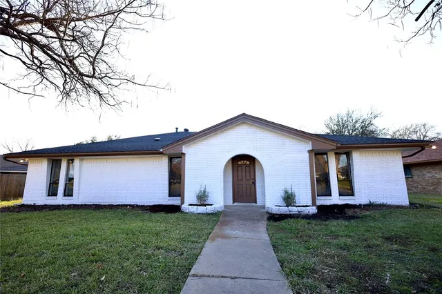 $2,400 | 905 Pine Tree Lane, DeSoto, TX 75115
