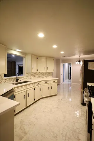 $2,400 | 905 Pine Tree Lane, DeSoto, TX 75115