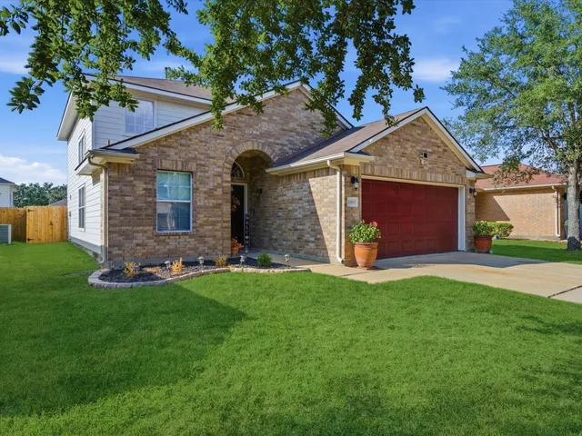 a view of a house with a yard