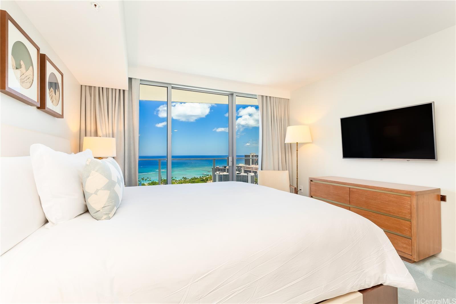 2139 Kūhiō Avenue, Unit 34 Honolulu, HI 96815 - Photo 13 of 25 a bedroom with a bed and a flat screen tv