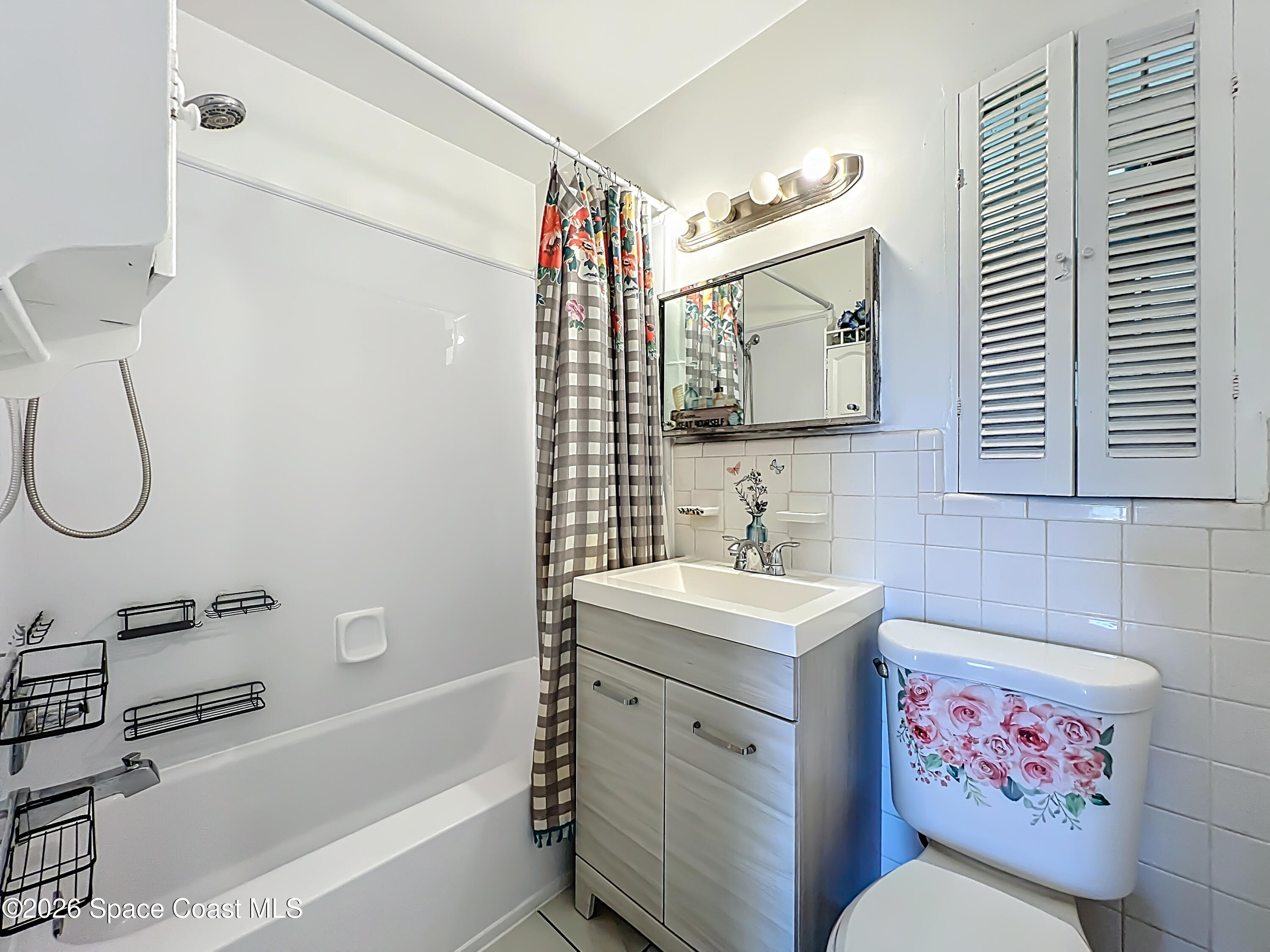 1090 Bianca Drive Northeast Palm Bay, FL 32905 - Photo 13 of 30 a bathroom with a sink vanity mirror and a bathtub