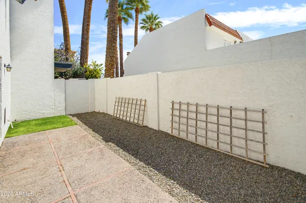 a view of a backyard