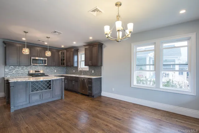 $4,700 | 535 East Walnut Street, Unit MAIN, Long Beach, NY 11561