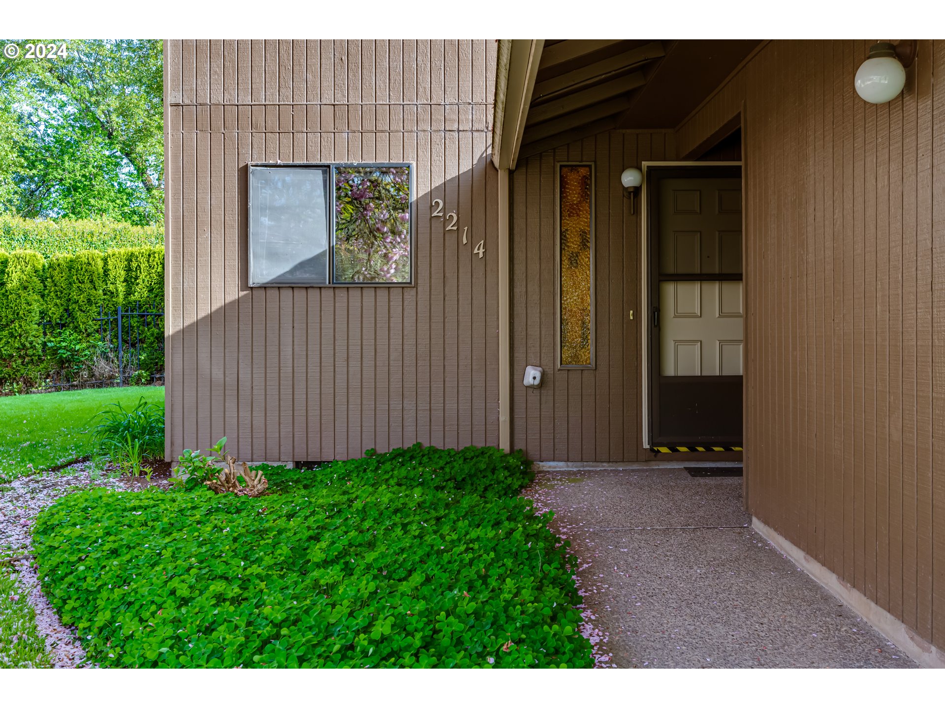 2214 Ridgeway Drive Eugene, OR 97401 - Photo 2 of 30 Gallery Image 2