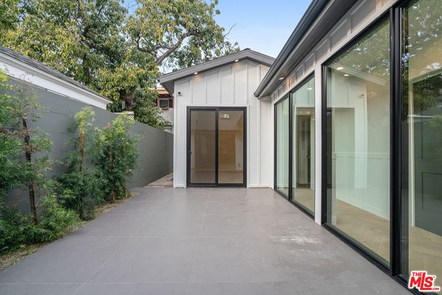 a view of a house with backyard and garden