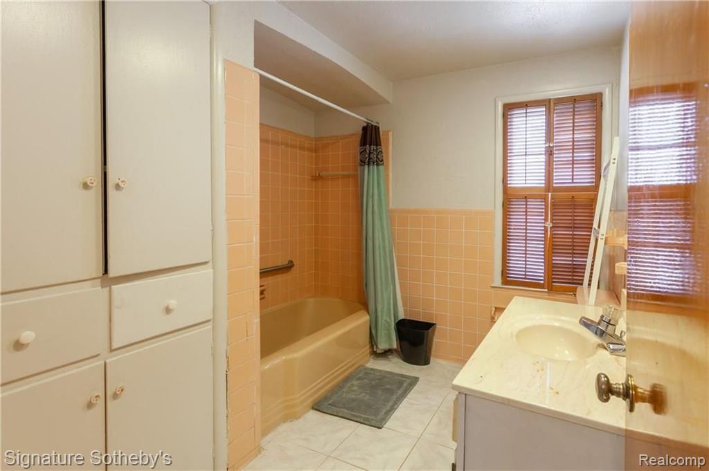 19990 Shrewsbury Road Detroit, MI 48221 - Photo 22 of 28