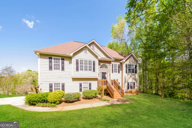 a view of a house with a yard