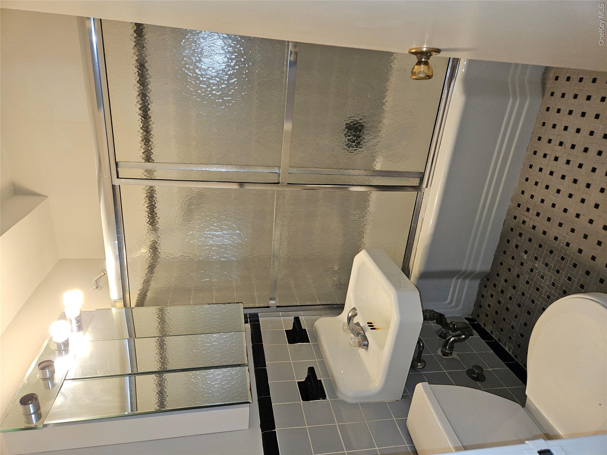 5500 Fieldston Road, Unit 4II Bronx, NY 10471 - Photo 12 of 15 Bathroom.