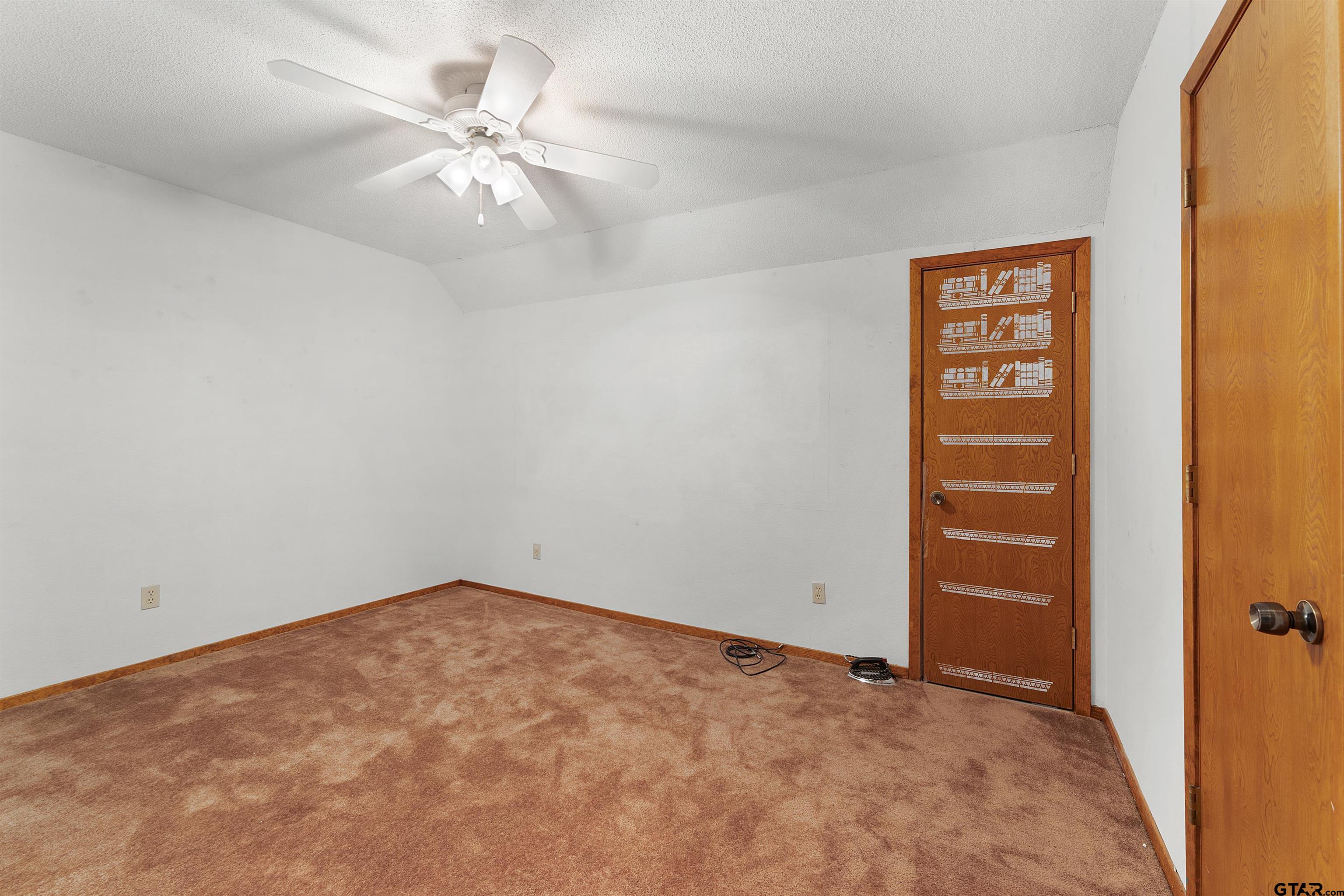 226 County Road 3533 Saltillo, TX 75478 - Photo 27 of 36 an empty room with a ceiling fan and closet