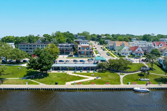 $1,098,900 | 218 South Harbor Drive, Unit 202, Grand Haven, MI 49417