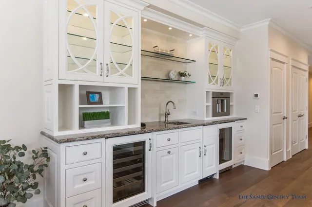 $1,098,900 | 218 South Harbor Drive, Unit 202, Grand Haven, MI 49417