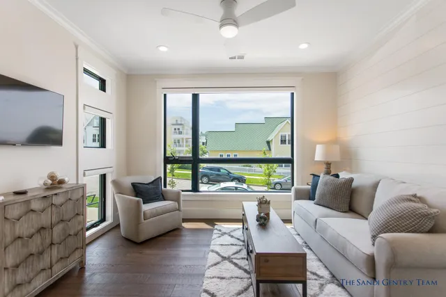 $1,098,900 | 218 South Harbor Drive, Unit 202, Grand Haven, MI 49417