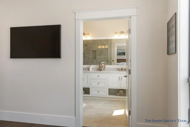 $1,098,900 | 218 South Harbor Drive, Unit 202, Grand Haven, MI 49417