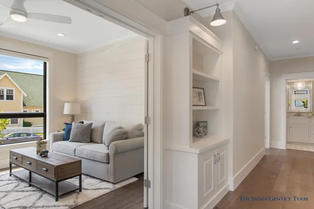 $1,098,900 | 218 South Harbor Drive, Unit 202, Grand Haven, MI 49417