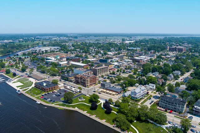 $1,098,900 | 218 South Harbor Drive, Unit 202, Grand Haven, MI 49417