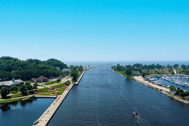 $1,098,900 | 218 South Harbor Drive, Unit 202, Grand Haven, MI 49417