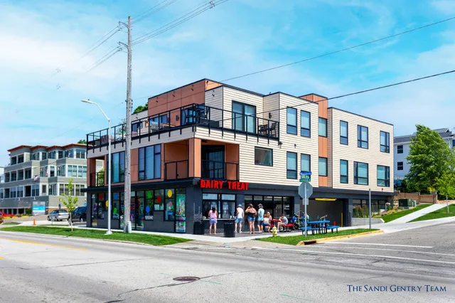 $1,098,900 | 218 South Harbor Drive, Unit 202, Grand Haven, MI 49417