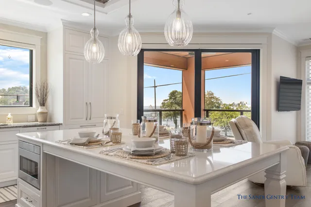 $1,098,900 | 218 South Harbor Drive, Unit 202, Grand Haven, MI 49417