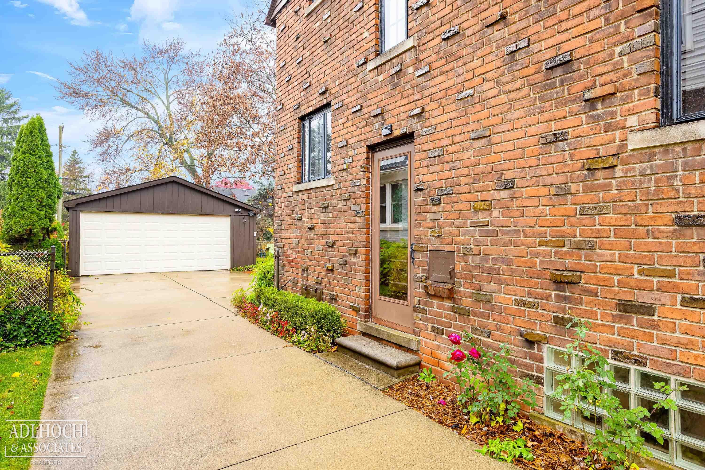 913 Fisher Road Grosse Pointe, MI 48230 - Photo 27 of 34 50161548-eff76a3f-976b-4408-8bab-de33f12224ca.JPG