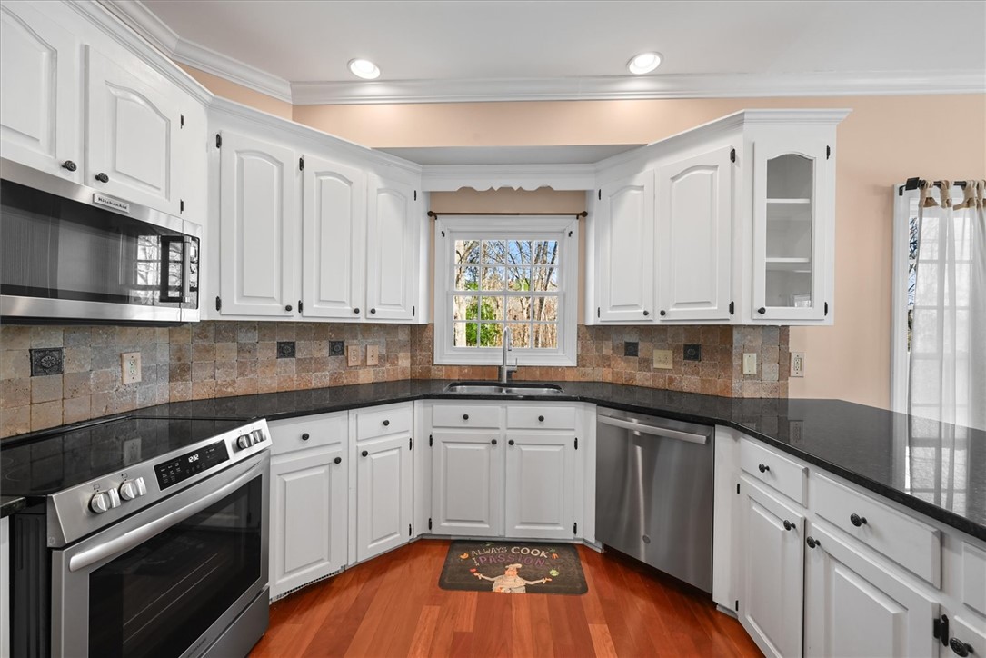 110 Waterbury Way Pendleton, SC 29670 - Photo 21 of 45 Bright kitchen SS appliances