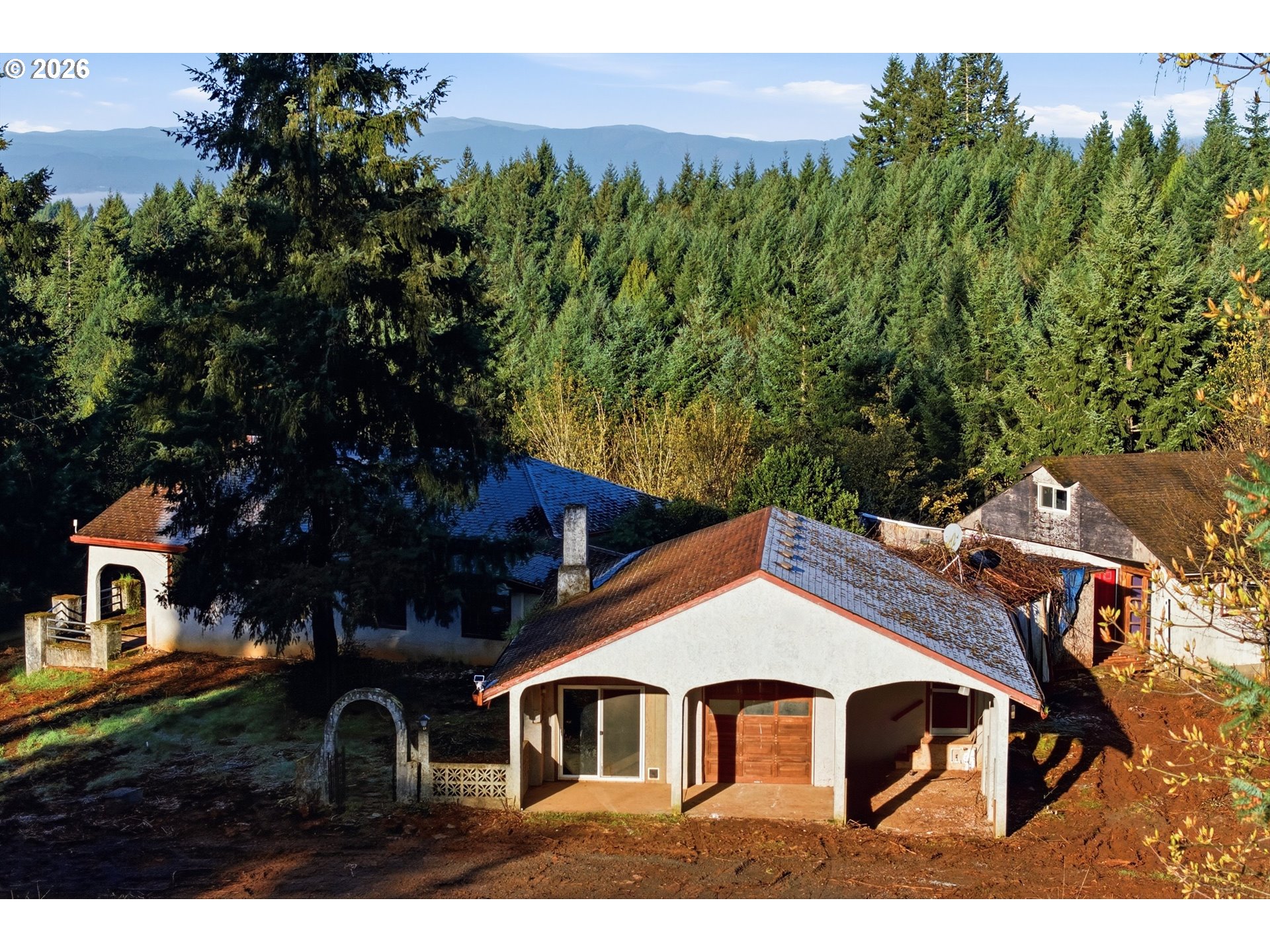 13707 Northwest Bishop Road Hillsboro, OR 97124 - Photo 7 of 45 a front view of a house with garden