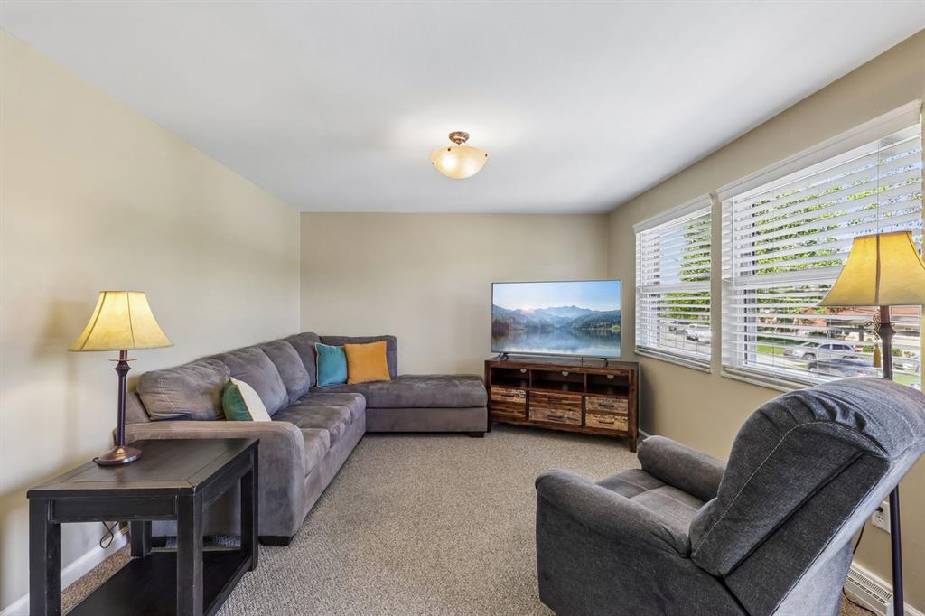 195 Parkedge Road Pittsburgh, PA 15220 - Photo 5 of 46 Living Room