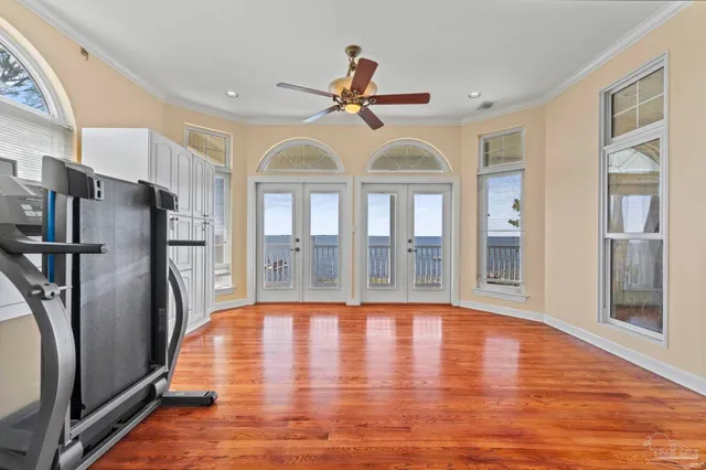 a view of livingroom with furniture