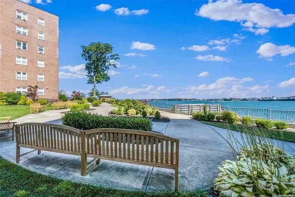 $599,000 | 162-21 Powells Cove Boulevard, Unit 3D | Beechhurst