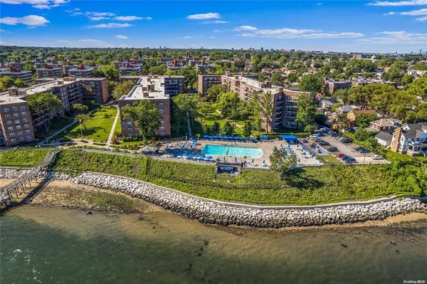 $599,000 | 162-21 Powells Cove Boulevard, Unit 3D | Beechhurst