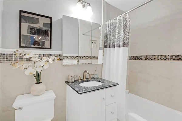 $599,000 | 162-21 Powells Cove Boulevard, Unit 3D | Beechhurst