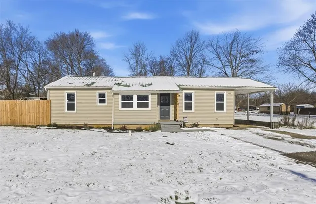 $215,000 | 110 West 6th Street, Knob Noster, MO 65336