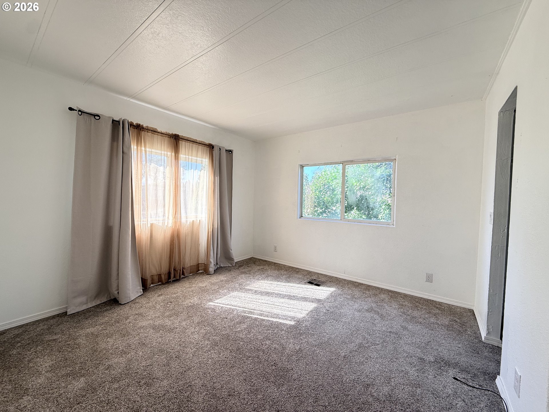 1330 West Sunland Avenue Hermiston, OR 97838 - Photo 14 of 23 an empty room with windows