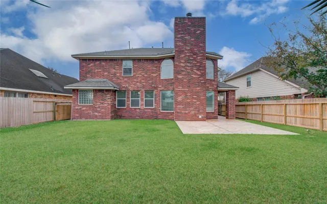 a view of a house with a yard and front view of a house