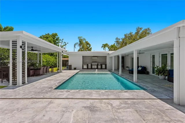 a view of a house with backyard and garden