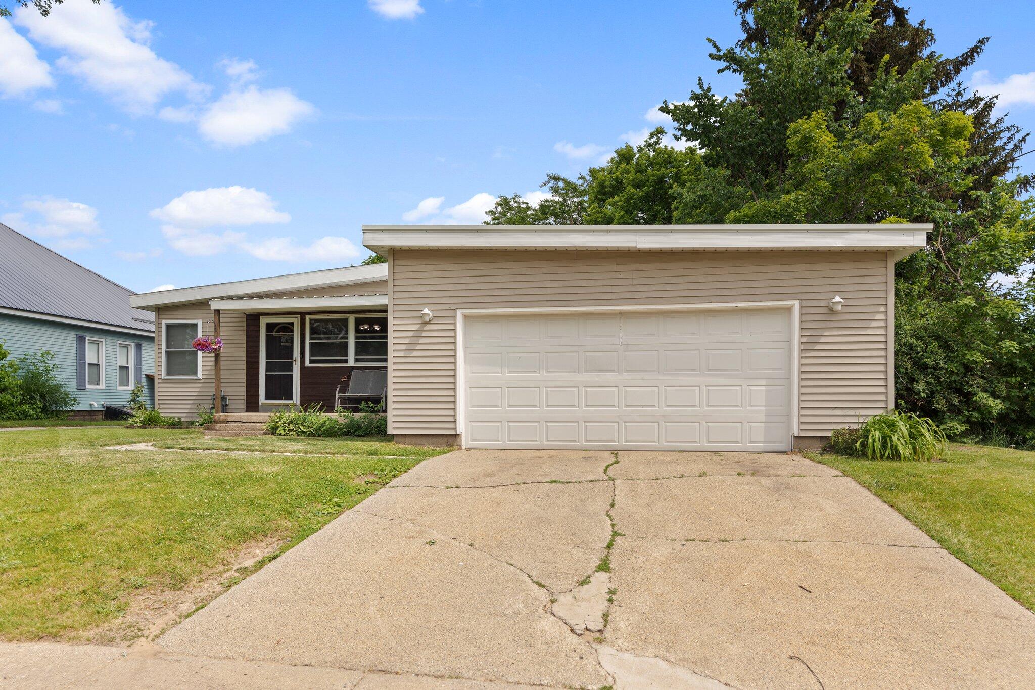 348 West Lincoln Avenue Reed City, MI 49677 - Photo 3 of 27 3-web-or-mls-3C9A9001