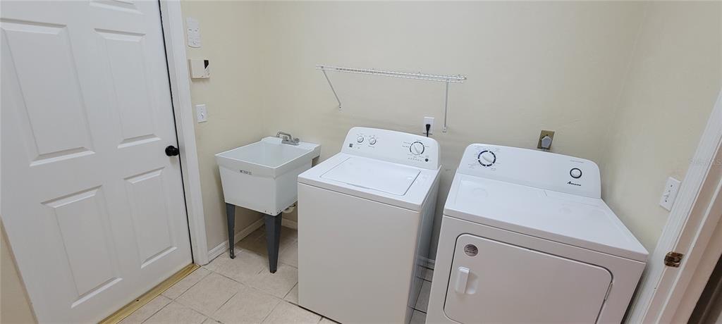 10050 Southwest 52nd Road Gainesville, FL 32608 - Photo 34 of 39 a utility room with dryer and washer