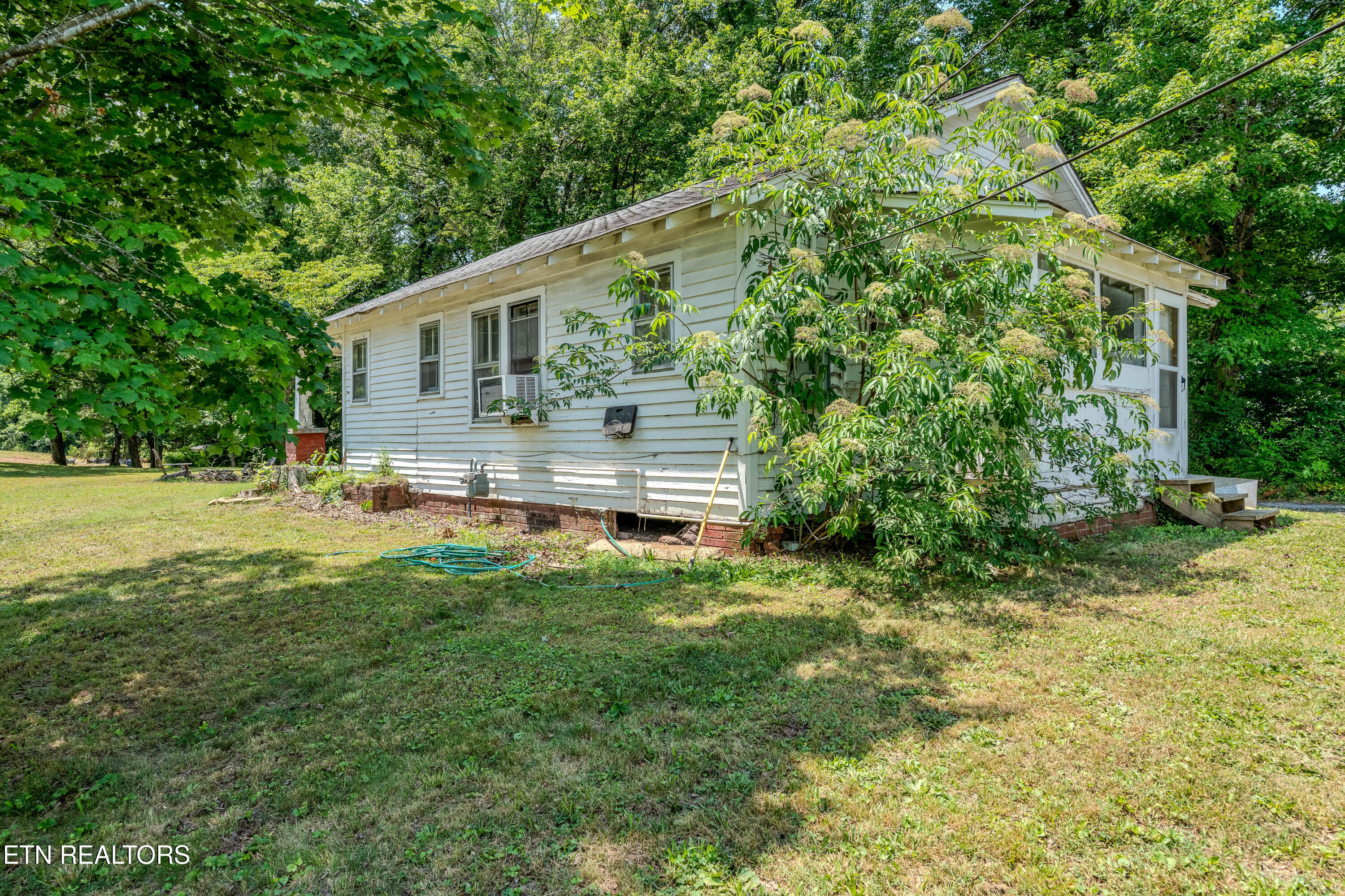323 Lee Road Clinton, TN 37716 - Photo 8 of 28 323LeeRd-8
