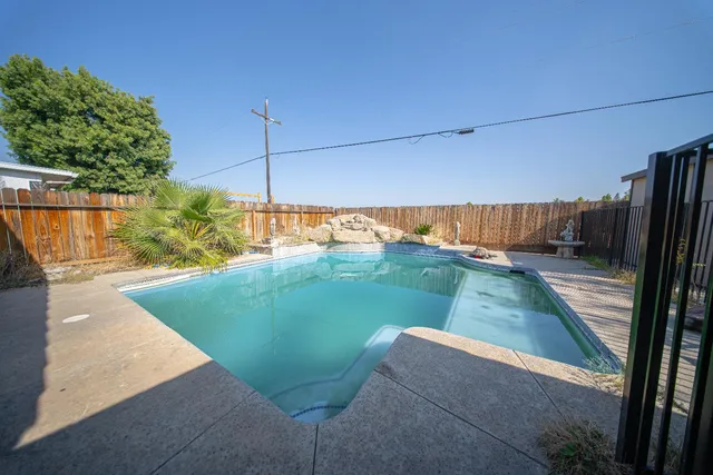 $445,000 | 152 North Shelly Avenue, Fresno, CA 93727