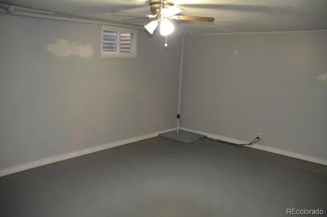 en empty room with a fan