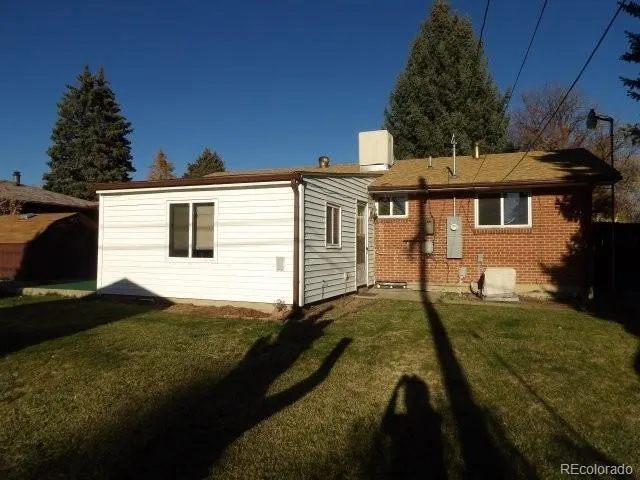a view of a house with backyard