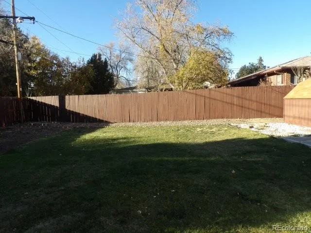 a view of a backyard