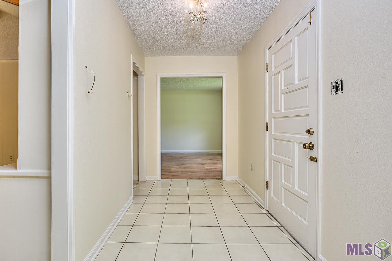 12643 Country Ridge Avenue Baton Rouge, LA 70816 - Photo 3 of 23 Foyer