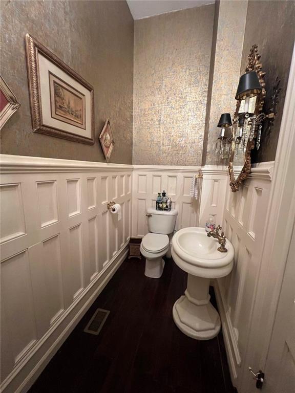 1710 Country Club Road Eufaula, AL 36027 - Photo 14 of 44 a bathroom with a toilet a sink and mirror