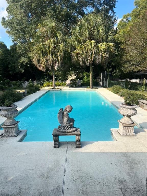 1710 Country Club Road Eufaula, AL 36027 - Photo 2 of 44 a view of a table and chairs in the patio