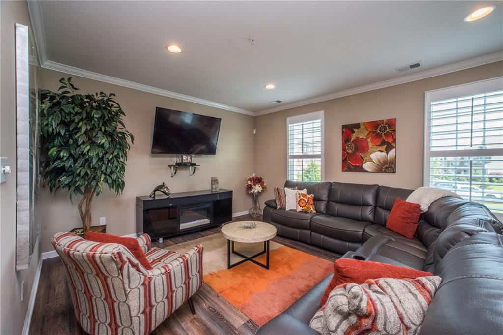 320 Maple Ridge Drive Canonsburg, PA 15317 - Photo 4 of 25 Large family room w/ crown molding