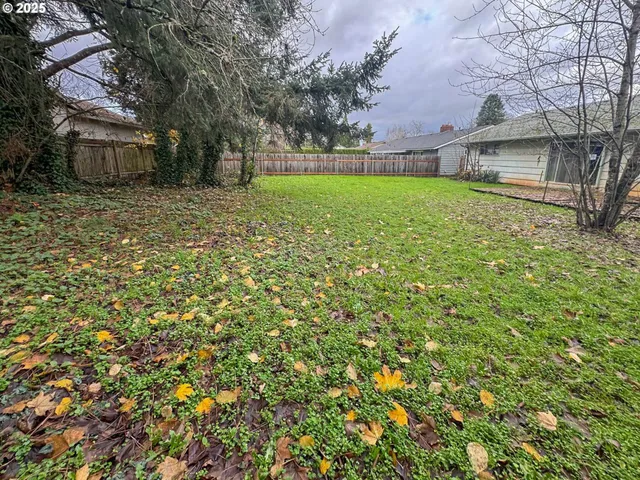 a view of a yard with a house