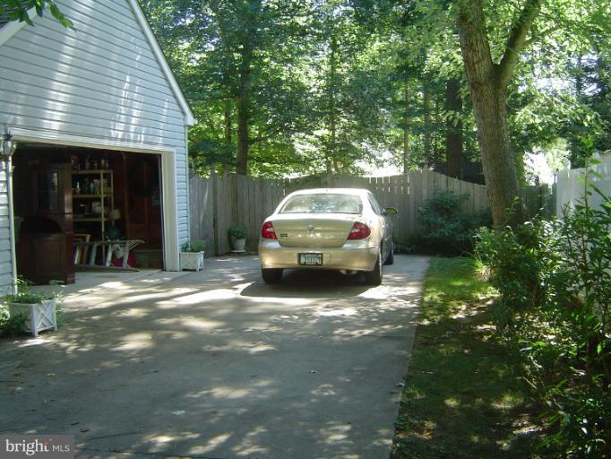 7047 Pine Ridge Road Easton, MD 21601 - Photo 3 of 9 Garage and Driveway