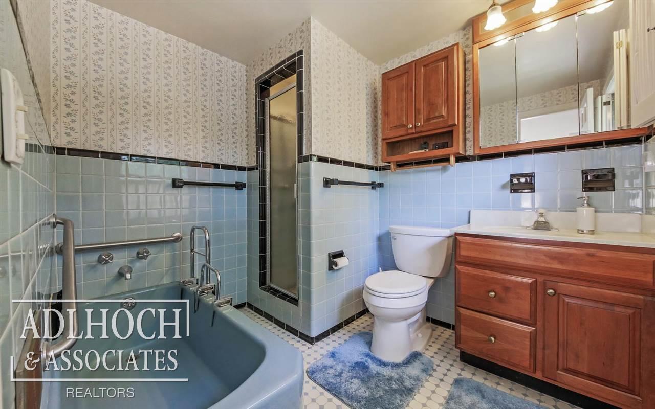1047 Devonshire Road Grosse Pointe, MI 48230 - Photo 25 of 33 31301928-24.JPG