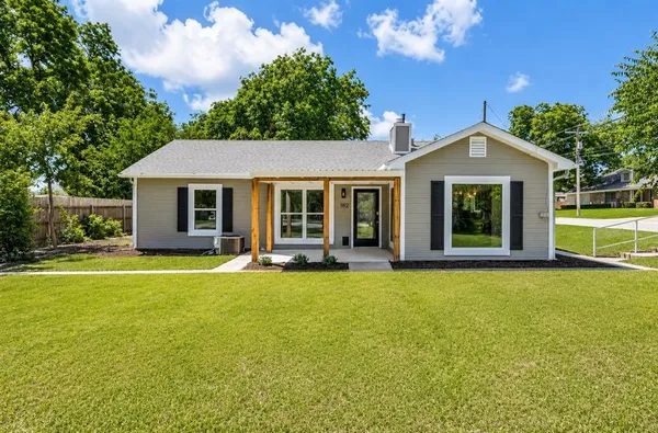 $299,000 | 102 South Avenue Q, Clifton, TX 76634